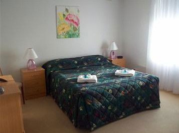 AA Madalena Court Holiday Apartments - Accommodation Great Ocean Road 3