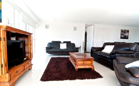SURFERS CHALET HOLIDAY APARTMENTS - Accommodation Great Ocean Road 1