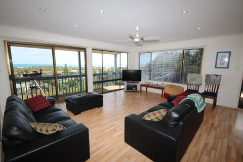 LJ Hooker Goolwa Holiday Rentals - 39 Bradford Road, Goolwa Beach - Accommodation Great Ocean Road 0