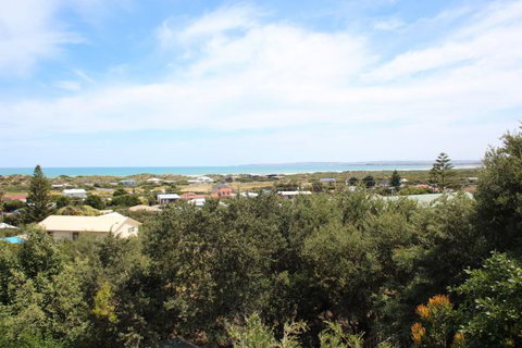 LJ Hooker Goolwa Holiday Rentals - 39 Bradford Road, Goolwa Beach - Accommodation Great Ocean Road 2