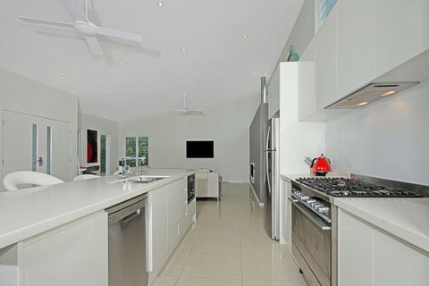 Poolside - Accommodation Great Ocean Road 2
