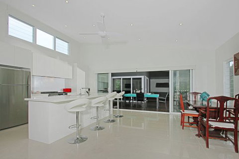 Poolside - Accommodation Great Ocean Road 3