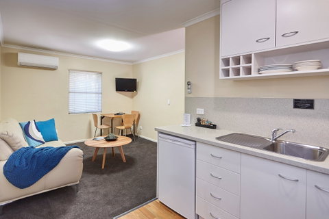Elphin  Motel & Serviced Apartments - Accommodation Great Ocean Road 2