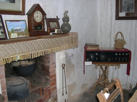Early Settlers Cottage (Solly's Hut) - Accommodation Great Ocean Road 1