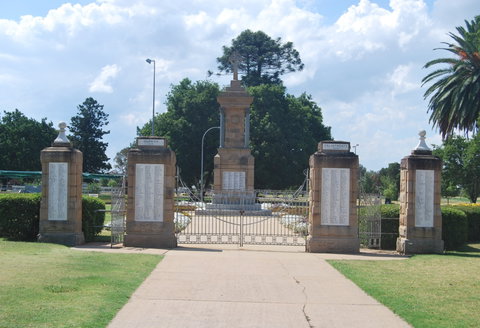 Warwick War Memorial And Gates - Accommodation Great Ocean Road 0