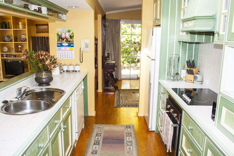 Bygone Beautys Cottages - Bronte Cottage - Accommodation Great Ocean Road 2