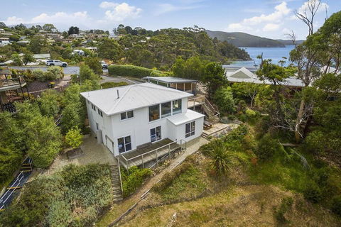 Hidden Bay - 5 BR Luxury Waterfront - Accommodation Great Ocean Road 3