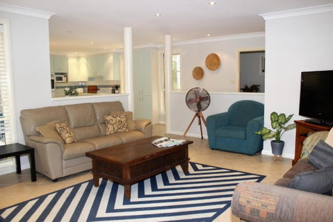 FRANGIPANI BEACH HOUSE PET FRIENDLY 22 Belbourie Cres Boomerang Beach - Accommodation Great Ocean Road 6