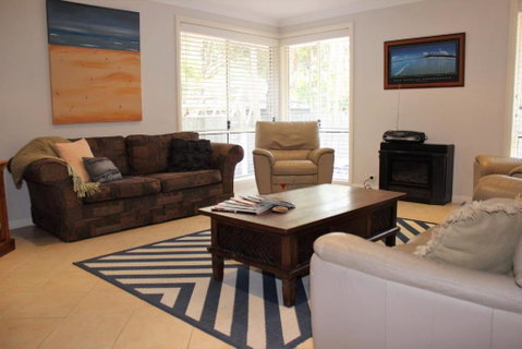 FRANGIPANI BEACH HOUSE PET FRIENDLY 22 Belbourie Cres Boomerang Beach - Accommodation Great Ocean Road 4
