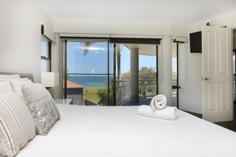 BEACHSIDE MANOR Walk To The Beach - Accommodation Great Ocean Road 3