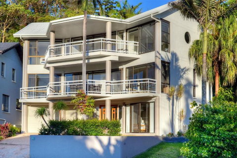 BEACHSIDE MANOR Walk To The Beach - Accommodation Great Ocean Road 4