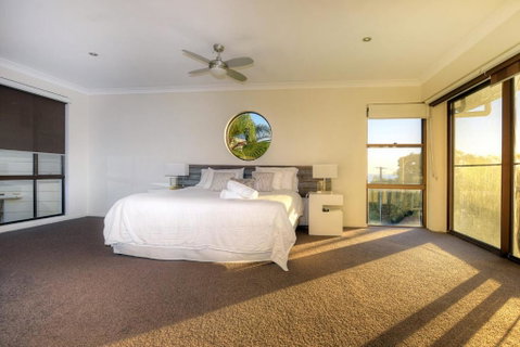 BEACHSIDE MANOR Walk To The Beach - Accommodation Great Ocean Road 6