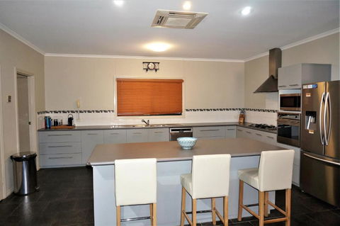 2 Trout Place 4 Bedroom Holiday Home For The Nautical Adventurers - Accommodation Great Ocean Road 4