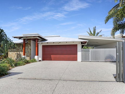 WATERFRONT HOME BORDERING MOOLOOLABA - Accommodation Great Ocean Road 2