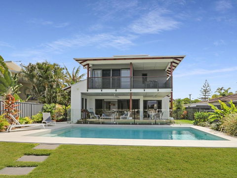 WATERFRONT HOME BORDERING MOOLOOLABA - Accommodation Great Ocean Road 4