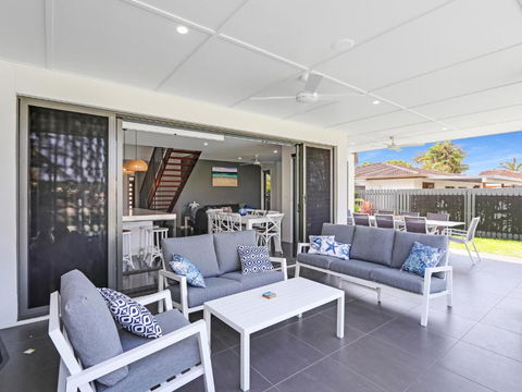 WATERFRONT HOME BORDERING MOOLOOLABA - Accommodation Great Ocean Road 3