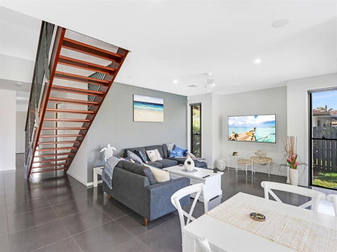 WATERFRONT HOME BORDERING MOOLOOLABA - Accommodation Great Ocean Road 5
