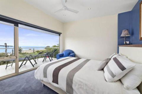 SEA SPECTACULAR Seconds From The Beach! - Accommodation Great Ocean Road 3