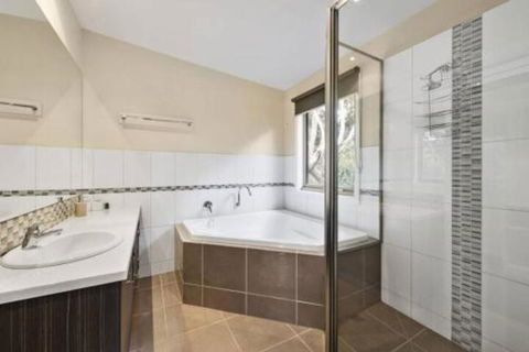 SEA SPECTACULAR Seconds From The Beach! - Accommodation Great Ocean Road 6