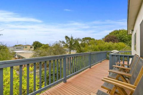 THE BEACH HIVE PET FRIENDLY (OUTSIDE ONLY) INLET SIDE - Accommodation Great Ocean Road 0