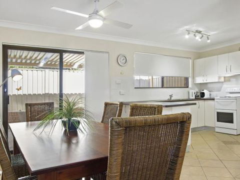 DAVIES STREET MOLLYMOOK 4 / 14 - Accommodation Great Ocean Road 2