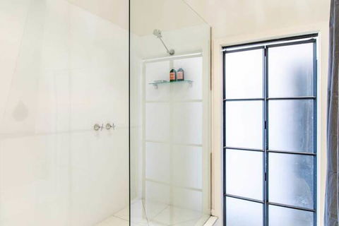 Stylish Warehouse Conversion In Heart Of Fitzroy - Accommodation Great Ocean Road 5