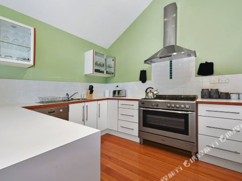 Family Friendly Weatherboard Cottage - Accommodation Great Ocean Road 5