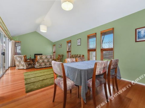 Family Friendly Weatherboard Cottage - Accommodation Great Ocean Road 3