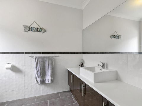 THE LOCH SURFSIDE WIFI NETFLIX PET FRIENDLY (OUTSIDE ONLY) - Accommodation Great Ocean Road 5