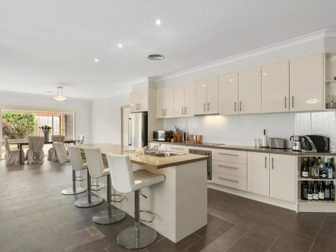 THE LOCH SURFSIDE WIFI NETFLIX PET FRIENDLY (OUTSIDE ONLY) - Accommodation Great Ocean Road 2