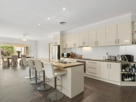 THE LOCH SURFSIDE WIFI NETFLIX PET FRIENDLY (OUTSIDE ONLY) - Accommodation Great Ocean Road 6