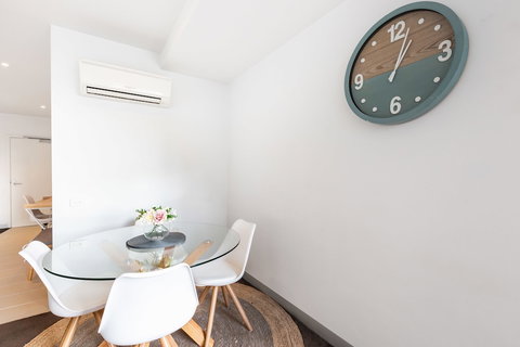 Ella, 1BDR Melbourne Apartment - Accommodation Great Ocean Road 4