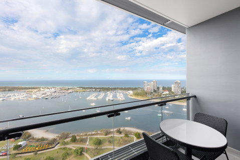 Meriton Suites Southport - Accommodation Great Ocean Road 7