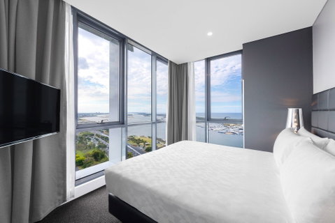 Meriton Suites Southport - Accommodation Great Ocean Road 9
