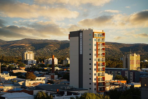 Tom's Court Hotel - Accommodation Great Ocean Road 1