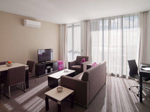 Meriton Suites Southport - Accommodation Great Ocean Road 1