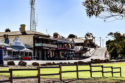 Commercial Hotel Morgan - Accommodation Great Ocean Road 1
