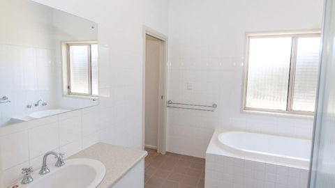 Golfers Paradise (18th Tee) - 52 Huntingdale Drive - Accommodation Great Ocean Road 3