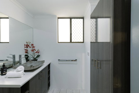 CitySide Apartment - 2 Bedroom With Private Courtyard - Accommodation Great Ocean Road 21