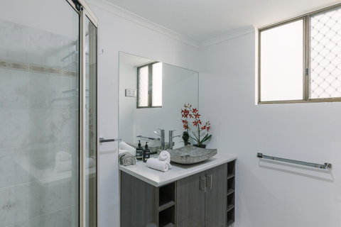 CitySide Apartment - 2 Bedroom With Private Courtyard - Accommodation Great Ocean Road 16