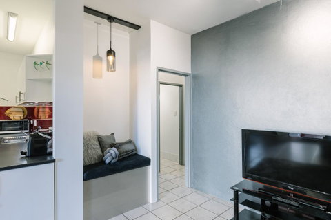 CitySide Apartment - 2 Bedroom With Private Courtyard - Accommodation Great Ocean Road 8