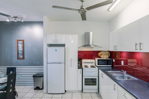 CitySide Apartment - 2 Bedroom With Private Courtyard - Accommodation Great Ocean Road 3