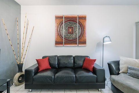 CitySide Apartment - 2 Bedroom With Private Courtyard - Accommodation Great Ocean Road 4