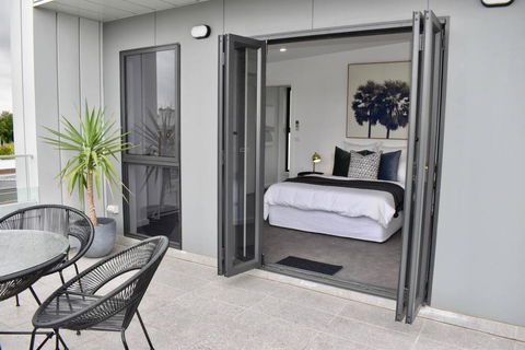 Brand New 2 Bed Apartment With Stunning City Views - Accommodation Great Ocean Road 2