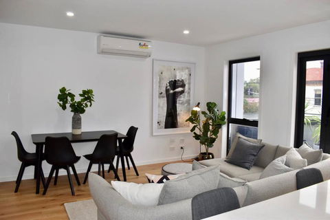 Brand New 2 Bed Apartment With Stunning City Views - Accommodation Great Ocean Road 0
