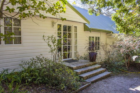 Bygone Beautys Cottages - Bronte Cottage - Accommodation Great Ocean Road 1