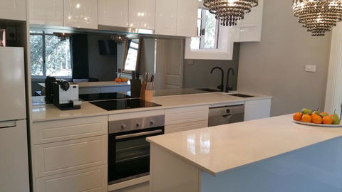 City Life Apartment-full Kitchen & Separate Bedroom - Accommodation Great Ocean Road 2