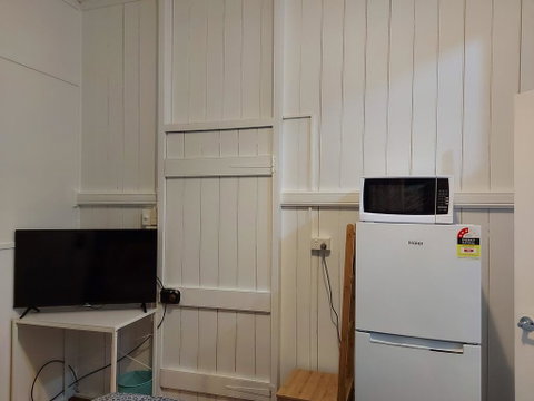 Comfortable Guest Room Closes To Emerald CBD - Accommodation Great Ocean Road 3