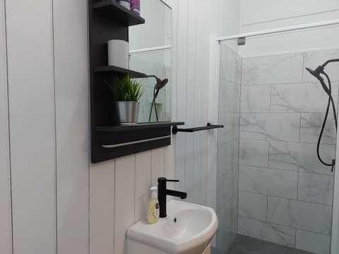 Comfortable Guest Room Closes To Emerald CBD - Accommodation Great Ocean Road 1