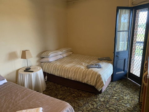 Commercial Hotel Curlewis - Accommodation Great Ocean Road 2